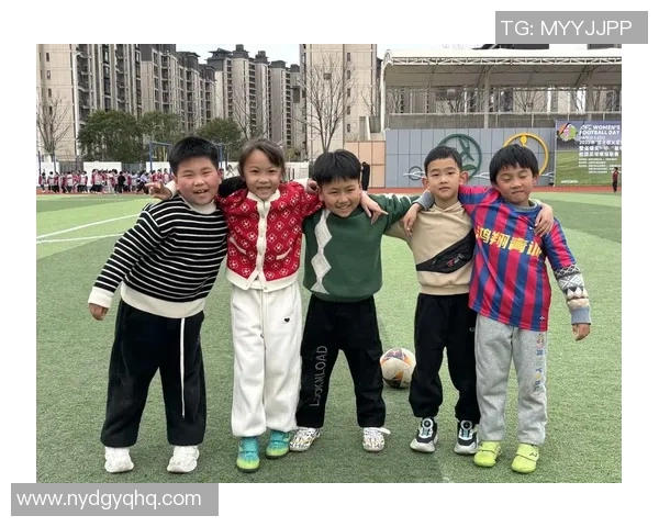 与足球明星的孩子亲密接触感受运动魅力与家庭温暖的瞬间